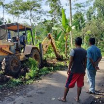 Siapkan Fasilitas Kemah Moderasi, Pemdes Tugusari Kerjakan Pelebaran Jalan