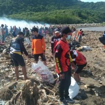 Prihatin Penumpukan Sampah WCDI Bersama Relawan Bersihkan Pantai Pancer Puger