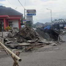 Penertiban PKL DiTanggul, Oknum Petugas PLN Disebut ‘Kayak Maling’