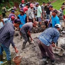 Masyarakat Dan KRPH Sumberkelopo Bangun Jembatan Penghubung Antar Desa