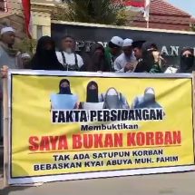 Terdakwah Fahim Mawardi Dituntut JPU 10 Tahun Penjara, Santri Demo PN Jember