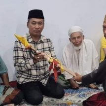 Ji Karim Terima Hadiah Mandau Bertuliskan DPR RI