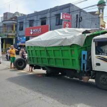 Dump Truck Pengangkut Grogol Patah As, Halangi Pengguna Jalan