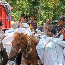 Polres Jember Kawal Distribusi Logistik Daerah Terpencil Pakai Kuda