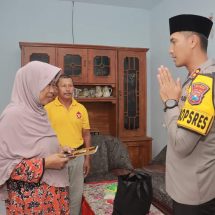 Kapolres Jember Serahkan Santunan Kepada Keluarga Anggota KPPS Yang Meninggal
