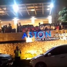 Ratusan Masa Pendukung Caleg Kepung Lokasi Rekapitulasi Suara KPU Jember