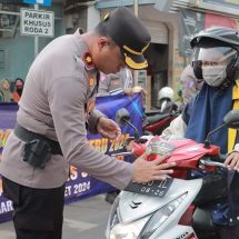 Polantas Jember Bagikan Brosur Kamseltibcarlantas Dalam Operasi Semeru 2024