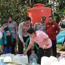 Krisis Air Bersih Polres Jember Salurkan Bantuan