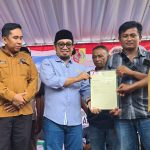 Anggota DPR RI Muhammad Khozin Serahkan Sertifikat Redistribusi Tanah di Tugusari