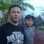 Bangun Citra Positif, PSHT Rayon Banjarsari Gotong Royong Perbaiki Jalan Warga